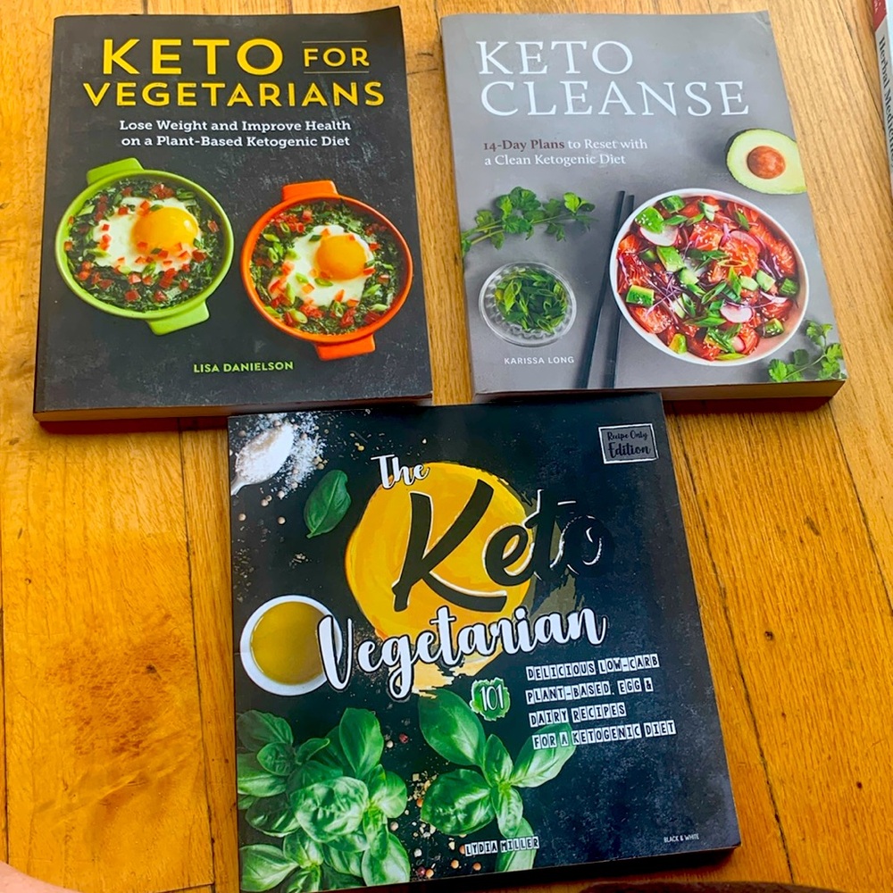 Keto cookbooks-excellent condition. Book bundle